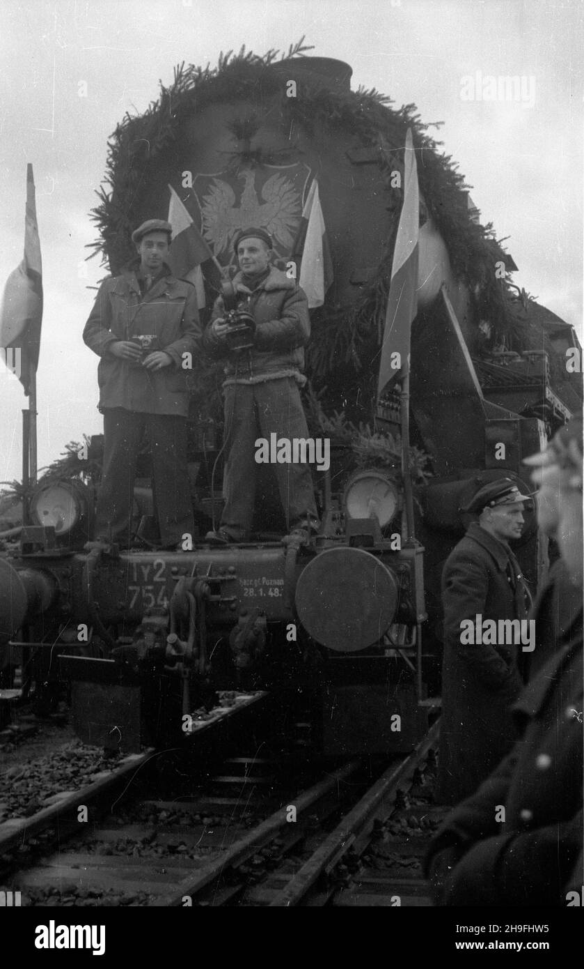 Stettin, 1948-02-08. Uroczystoœæ otwarcia mostu kolejowego na Regalicy (wschodnie, prawe ramiê Odry). Wybudowany za pieni¹dze rz¹du brytyjskiego most liczy³ 225 m d³ugoœci i wraz z oddanym do U¿ytku w tym samym czasie mostem na Odrze Zachodniej stanowi³ jedyne po³¹czenie kolejowe miêdzy Szczecinem i reszt¹ kraju. NZ. Przejazd pierwszego poci¹gu. po/gr PAP Stettin, 8. Februar 1948. Einweihung der Eisenbahnbrücke auf der Regalica (dem östlichen, rechten Nebenfluss der oder). Für britische Regierungsgelder wurde die 225 Meter lange Brücke zusammen mit der Brücke auf der Westlichen Odra-Ina gebaut Stockfoto