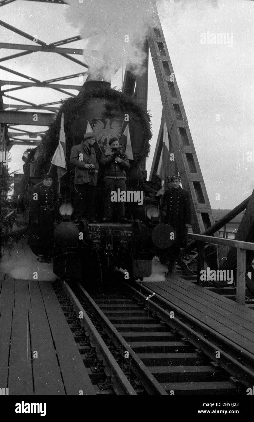 Stettin, 1948-02-08. Uroczystoœæ otwarcia mostu kolejowego na Regalicy (wschodnie, prawe ramiê Odry). Wybudowany za pieni¹dze rz¹du brytyjskiego most liczy³ 225 m d³ugoœci i wraz z oddanym do U¿ytku w tym samym czasie mostem na Odrze Zachodniej stanowi³ jedyne po³¹czenie kolejowe miêdzy Szczecinem i reszt¹ kraju. NZ. Przejazd pierwszego poci¹gu. po/gr PAP Stettin, 8. Februar 1948. Einweihung der Eisenbahnbrücke auf der Regalica (dem östlichen, rechten Nebenfluss der oder). Für britische Regierungsgelder wurde die 225 Meter lange Brücke zusammen mit der Brücke auf der Westlichen Odra-Ina gebaut Stockfoto