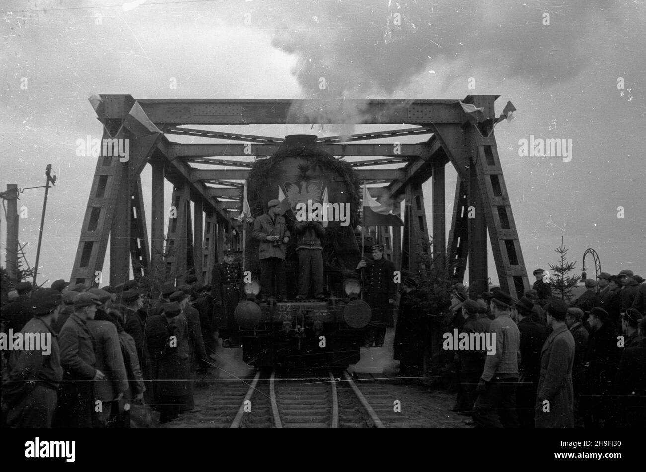 Stettin, 1948-02-08. Uroczystoœæ otwarcia mostu kolejowego na Regalicy (wschodnie, prawe ramiê Odry). Wybudowany za pieni¹dze rz¹du brytyjskiego most liczy³ 225 m d³ugoœci i wraz z oddanym do U¿ytku w tym samym czasie mostem na Odrze Zachodniej stanowi³ jedyne po³¹czenie kolejowe miêdzy Szczecinem i reszt¹ kraju. NZ. Przejazd pierwszego poci¹gu. po/gr PAP Stettin, 8. Februar 1948. Einweihung der Eisenbahnbrücke auf der Regalica (dem östlichen, rechten Nebenfluss der oder). Für britische Regierungsgelder wurde die 225 Meter lange Brücke zusammen mit der Brücke auf der Westlichen Odra-Ina gebaut Stockfoto