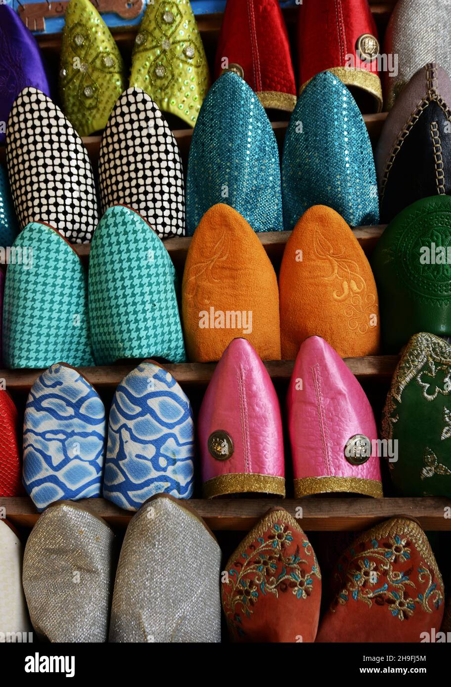 Traditionelle marokkanische Hausschuhe, die von Geschäften in der alten Medina von Chefchaouen, Marokko, verkauft werden. Stockfoto