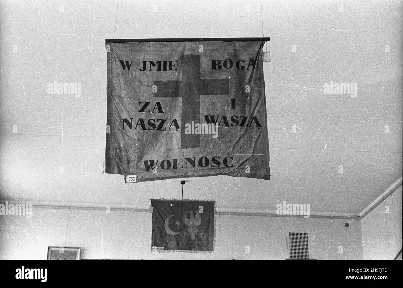 Warszawa, 1948-02-21. W Muzeum Wojska Polskiego by³a prezentowana wystawa obrazuj¹ca Wiosnê Ludów na ziemiach polskich. NZ. Sztandary z okresu Wiosny Ludów. Na pierwszym planie sztandar z napisem polskim: W imiê Boga za nasz¹ i wasz¹ wolnoœæ. msa PAP Warschau, 21. Februar 1948. Im Museum der Polnischen Armee fand die Ausstellung zum 100. Jahrestag des Frühlings der Nationen auf polnischem Boden statt. Im Bild: Banner aus der Zeit. Im Vordergrund das Banner mit der polnischen Inschrift (im Namen Gottes für Ihre und unsere Freiheit). msa PAP Stockfoto