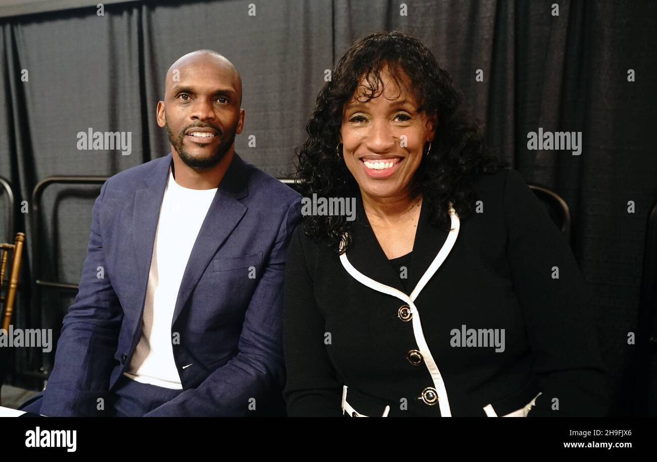 St. Louis, Usa. 06th Dez 2021. Issac Bruce, ehemaliger Empfänger von St. Louis Rams und Mitglied der National Football Hall of Fame, sitzt während der Jack Buck Awards-Feierlichkeiten am Montag, den 6. Dezember 2021, mit dem ehemaligen Olympiasieger Jacki Joyner Kersee in St. Louis zusammen. Bruce war vor Ort, um den Stan 'The man' Award zu erhalten, der ihm vom Missouri Athletic Club verliehen wurde. Foto von Bill Greenblatt/UPI Credit: UPI/Alamy Live News Stockfoto