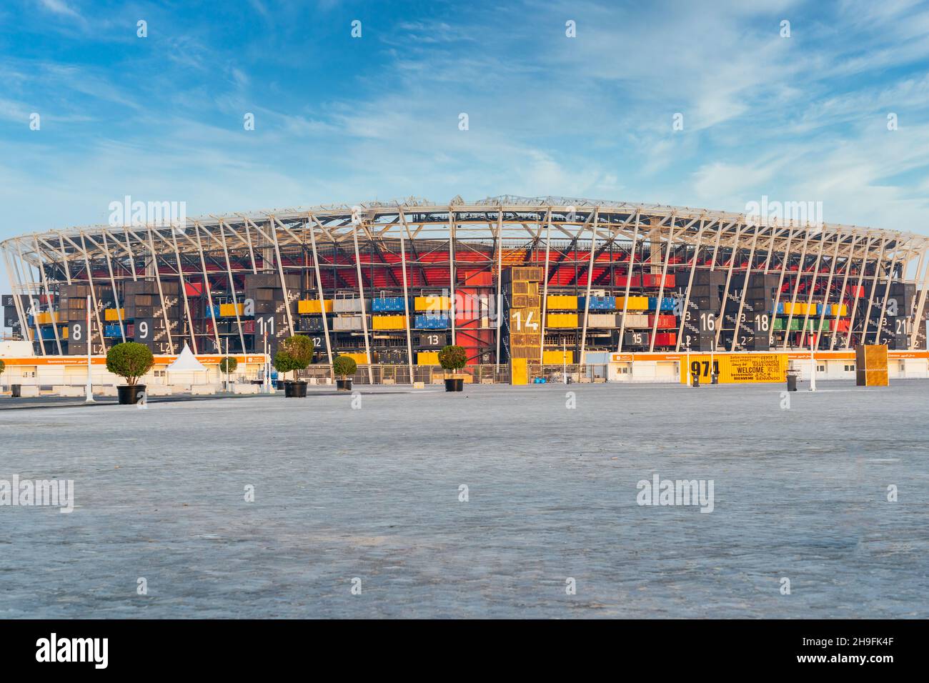 DOHA, KATAR - 26. NOV 2021: Das Stadion 974, früher bekannt als Ras Abu Aboud Stadion, ist ein Fußballstadion, das für die FIFA Fußball-Weltmeisterschaft 2022 gebaut wurde. Stockfoto