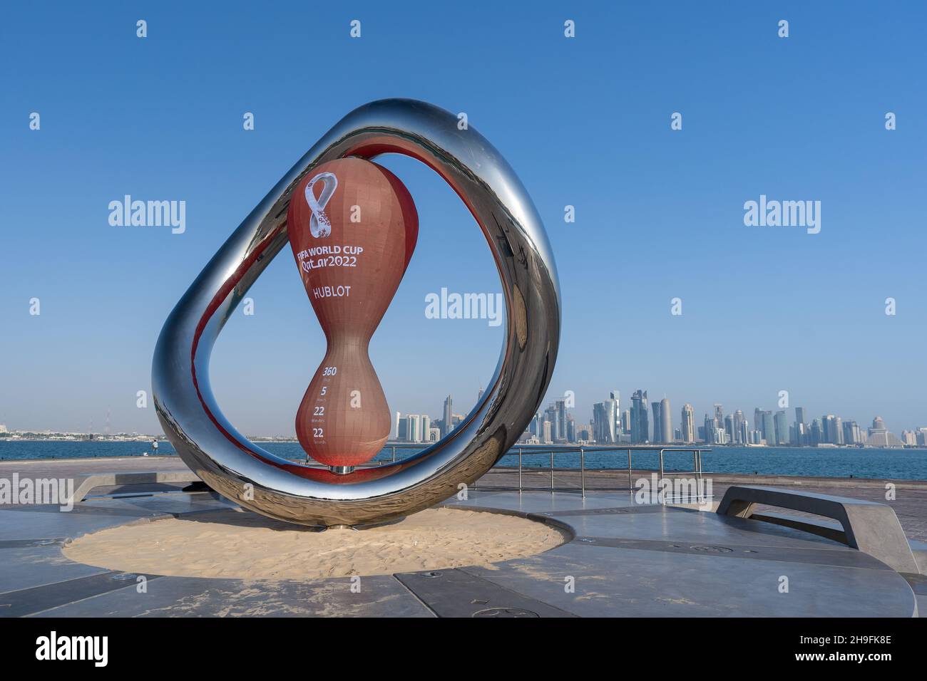 DOHA, KATAR - 26. NOV 2021: Die offizielle Countdown-Uhr der FIFA  Fußball-Weltmeisterschaft Katar 2022, powered by Hublot auf der Doha  corniche Stockfotografie - Alamy
