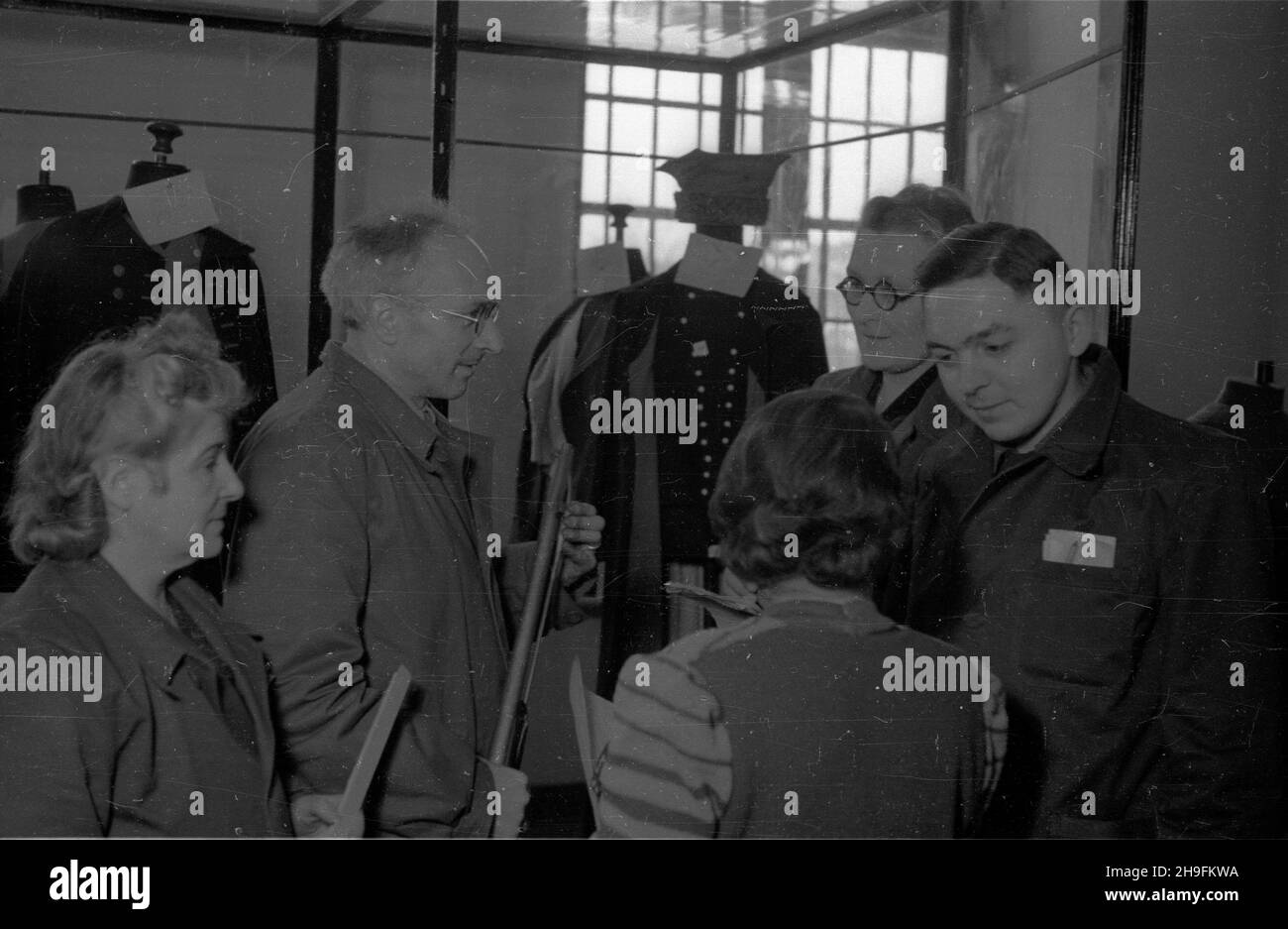 Warszawa, 1948-03. Pracownicy Muzeum Wojska Polskiego przygotowuj¹ ekspozycjê czasow¹ na 100. rocznicê Wiosny Ludów. po/gr PAP Dok³adny dzieñ wydarzenia nieustalony. Warschau, März 1948. Arbeiter des Museums der Polnischen Armee bereiten eine Ausstellung zum 100th. Jahrestag des Frühlings der Nationen vor. po/gr PAP Stockfoto