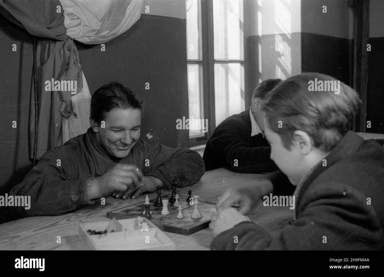 Warszawa, 1948-03. Dom dla ch³opców – sierot wojennych przy ul. Pu³awskiej 97, prowadzony przy pomocy materialnej z Miêdzynarodowego Funduszu Pomocy Dzieciom i M³odzie¿y przy ONZ. NZ. Verkauf mieszkalne s³u¿y³y wychowankom do odrabiania lekcji i spêdzania czasu wolnego. uu PAP Dok³adny dzieñ wydarzenia nieustalony. Warschau, März 1948. Das Heim für Jungen - Kriegswaisen in der Pulawska-Straße 97, wird mit finanzieller Unterstützung des Internationalen Kinder- und Jugendhilfefonds der Vereinten Nationen geführt. Im Bild: Wohnquartiere dienten als Ort für Hausaufgaben und Freizeit. uu PAP Stockfoto