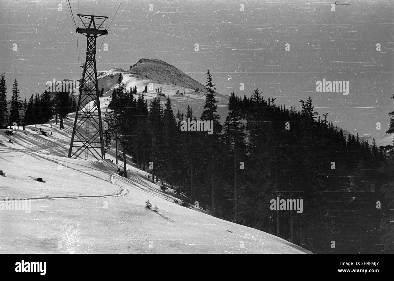 Polska, 1948-03. Widok z Kasprowego Wierchu, szczytu w Tatrach Ponad Dolin¹ Cich¹, na granicy z Czechos³owacj¹. uu PAP Dok³adny dzieñ wydarzenia nieustalony. Polen, März 1948. Blick vom Kasprowy Wierch, einem Gipfel in der Tatra über das Cicha-Tal, an der Grenze zur Tschechoslowakei. uu PAP Stockfoto