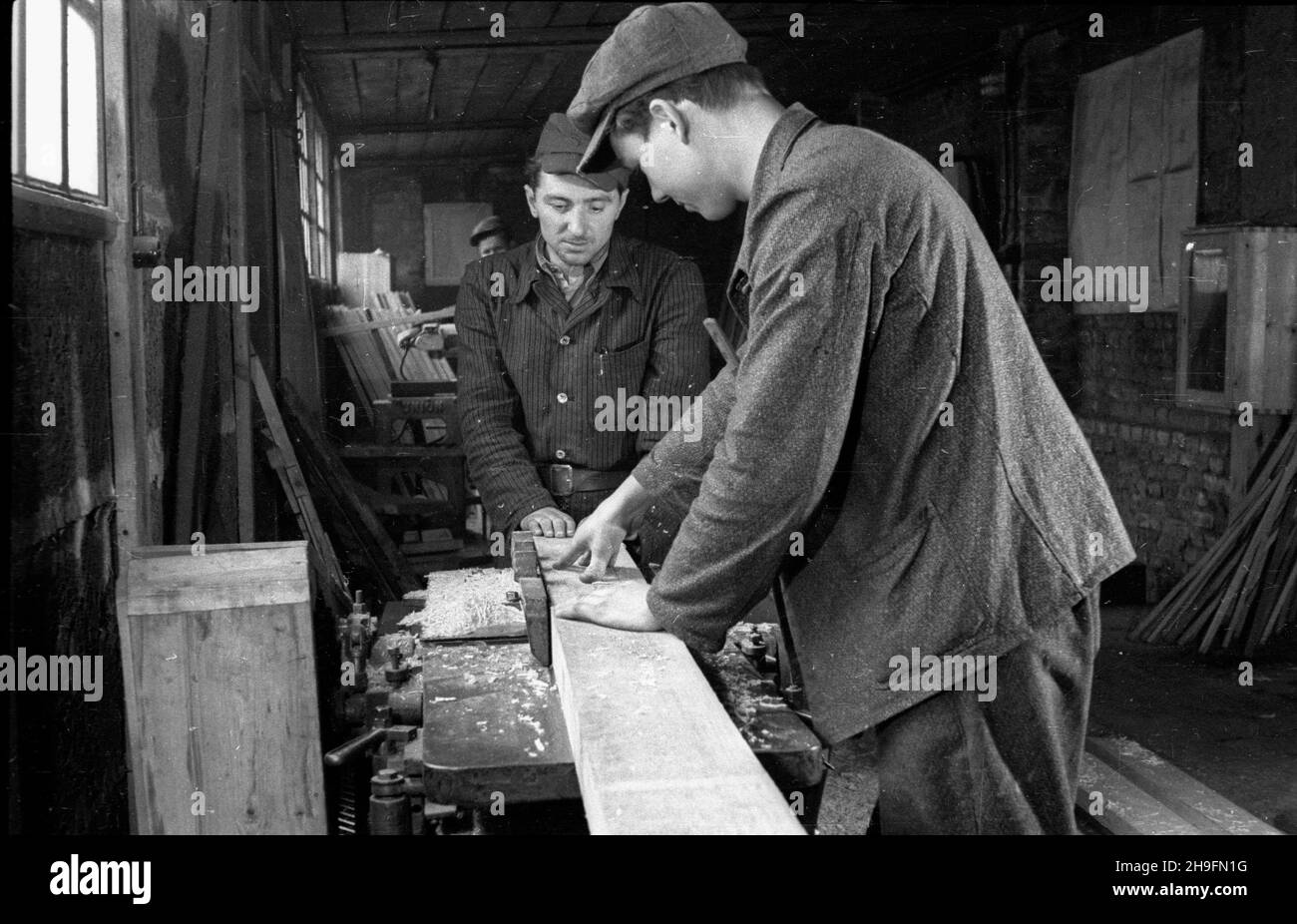 Polska, 1948-03. Szko³y Przysposobienia Przemys³owego powo³ane zosta³y przez Ministerstwo Przemys³u i Handlu. Czas nauczania w SzPP trwa³ 12 miesiêcy i obejmowa³ naukê zawodu w warsztatach przemys³owych oraz uzupe³nianie wiedzy kursantów wed³ug programu szkó³ powszechnych. Uczniami SzPP by³a przewa¿nie m³odzie¿ p³ci mêskiej, pochodz¹ca ze wsi, w wieku od 17 do 19 lat. Oprócz nauki pañstwo zapewnia³o wychowankom internat, ubrania robocze i wy¿ywienie. Wiosn¹ 1948 r. dzia³a³y 53 szko³y na terenie ca³ego kraju w Ró¿nych ga³êziach przemys³u. NZ. zajêcia w warsztacie stolarskim. uu PAP Dok³adny Stockfoto