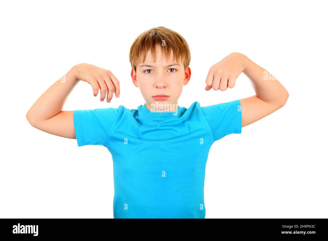 Erschöpft Kind Muskel Flexing isoliert auf dem weißen Hintergrund Stockfoto