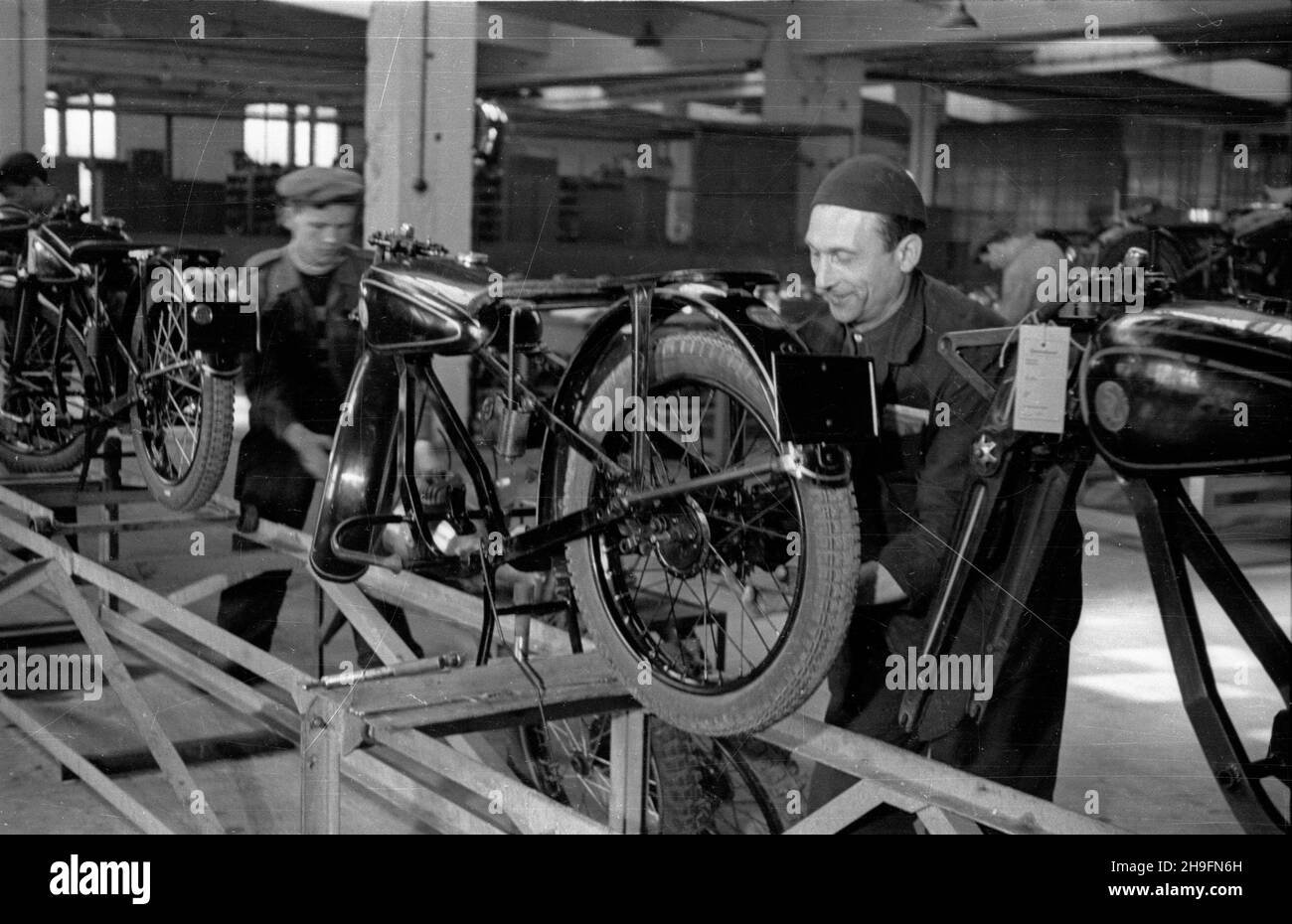 Warszawa, 1948-03. Pañstwowe Zak³ady Samochodowe nr 2 przy ul. Miñskiej 25. NZ. monta¿ w hali nr 20 motocykli Modell SHL M02. uu PAP Dok³adny dzieñ wydarzenia nieustalony. Warschau, März 1948. Das staatliche Autowerk Nr. 2 in der Minska-Straße 25. Im Bild: Die Montage des SHL M02 Motorrads im Shop Nr. 20. uu PAP Stockfoto