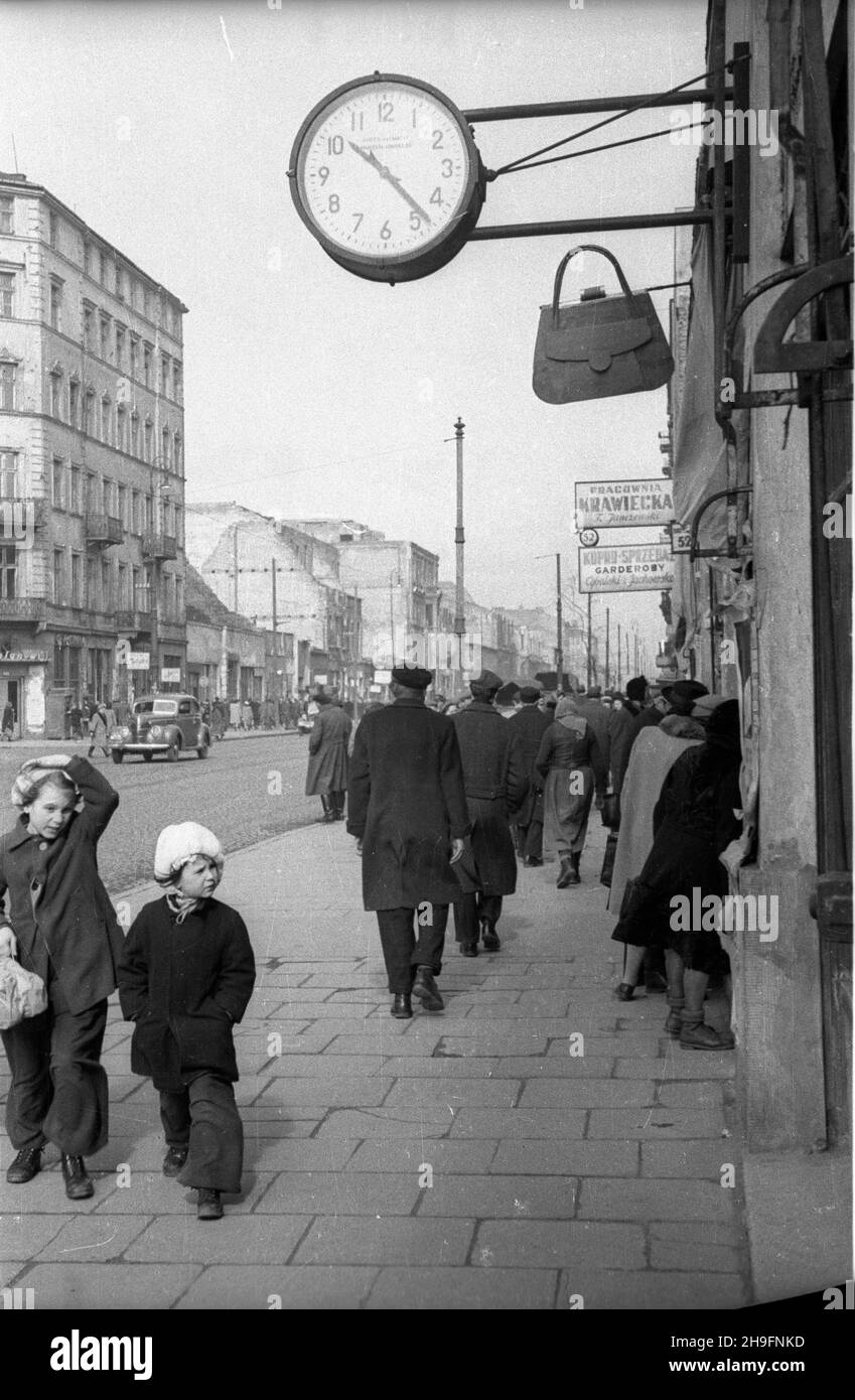 Warszawa, 1948-03. Ulica Marsza³kowska w rejonie skrzy¿owania z ulic¹ Piusa XI. Widok w stronê Centrum. wb PAP/Stanis³aw D¹browiecki Dok³adny dzieñ wydarzenia nieustalony. Warschau, März 1948. Der Abschnitt der Straße Marszalkowska in der Nähe der Kreuzung mit der Straße Piusa XI. Der Blick in Richtung Stadtzentrum. wb PAP/Stanislaw Dabrowiecki Stockfoto