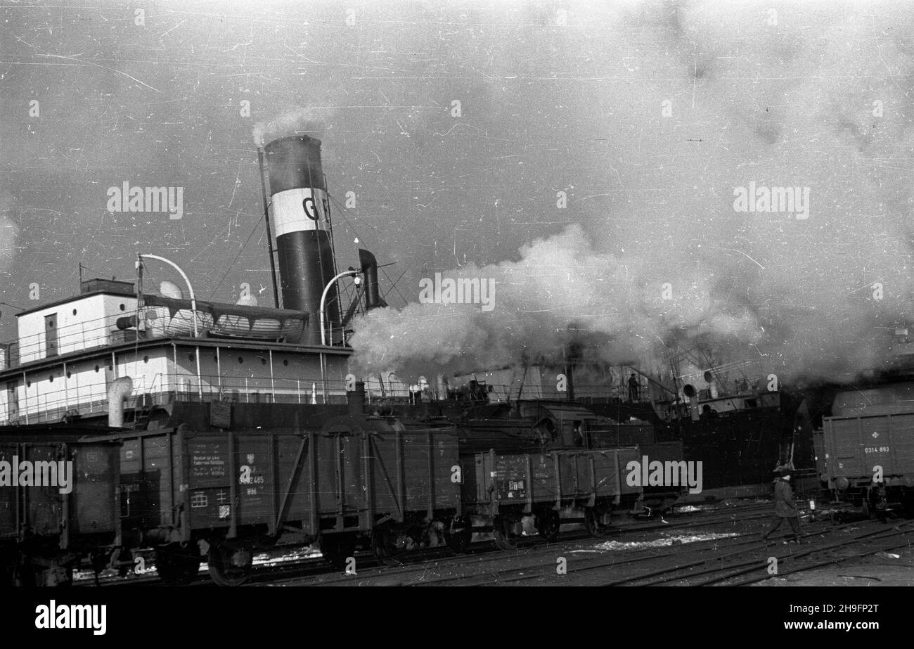 Gliwice, 1948-03. Port Gliwicki ¿eglugi œródl¹dowej przy ulicy Portowej. Powsta³ przed II wojn¹ œwiatow¹ równolegle z budow¹ nowego Kana³u Gliwickiego, maj¹cego zast¹piæ przestarza³y Kana³ K³odnicki. Do 1939 r. Niemcy oddali do U¿ytku Port prze³adunkowy, zawieraj¹cy dwa g³ówne baseny: pó³nocny i po³udniowy oraz stacjê kolejow¹. W 1945 r. wraz z z w³¹czeniem Górnoœl¹skiego Okrêgu Przemys³owego do Polski, Gliwice sta³y siê wa¿nym wêz³em komunikacyjnym dla przemys³u wydobywczego. Z Portu Gliwickiego wyrusza³y kana³em barki za³adowane wêglem, koksem i rud¹ do Kêdzierzyna-KoŸla, von stamt¹d pop³yn¹æ O Stockfoto