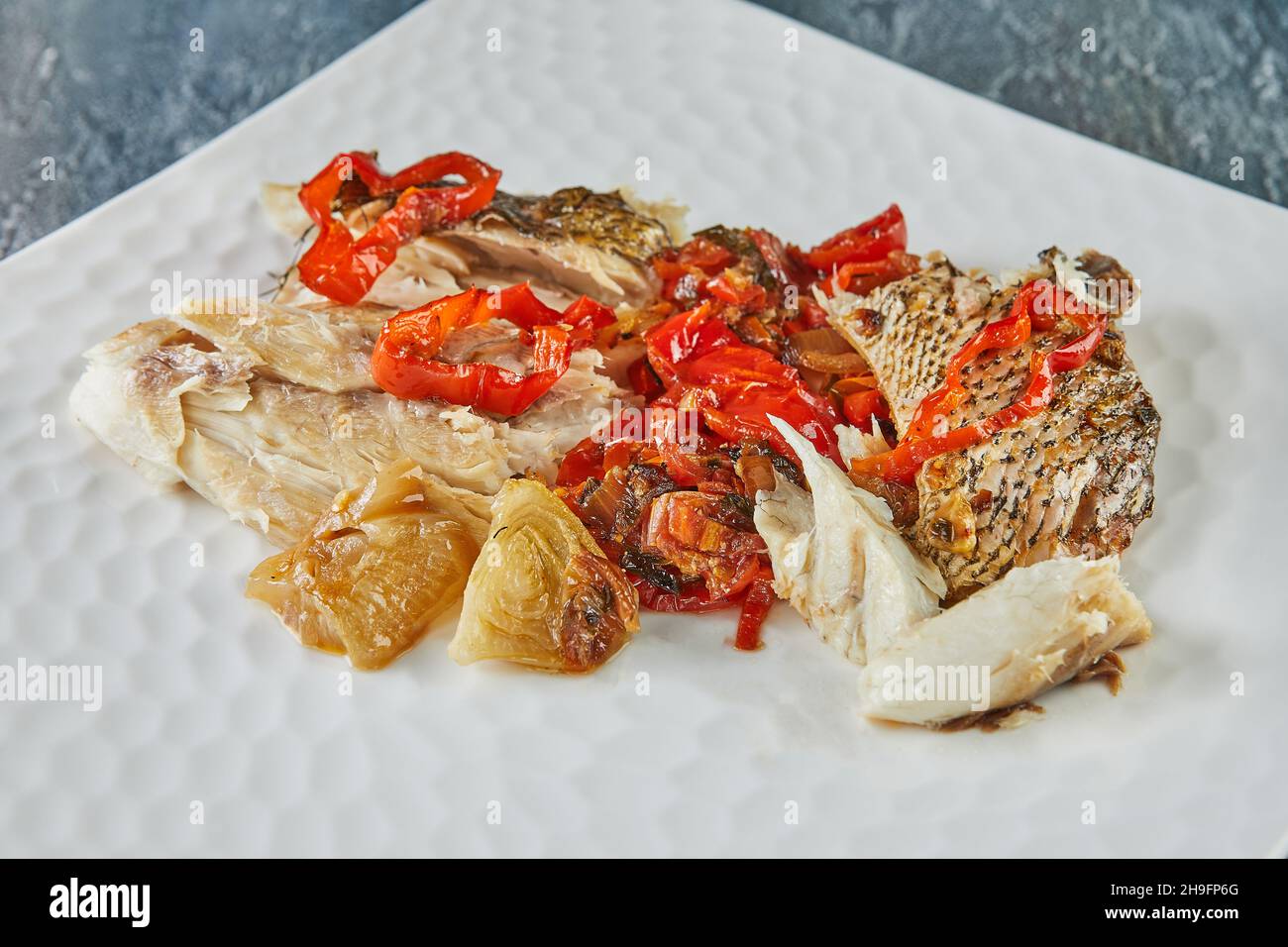 Fischlocus gefüllt mit Paprika. Französische Gourmetküche. Stockfoto