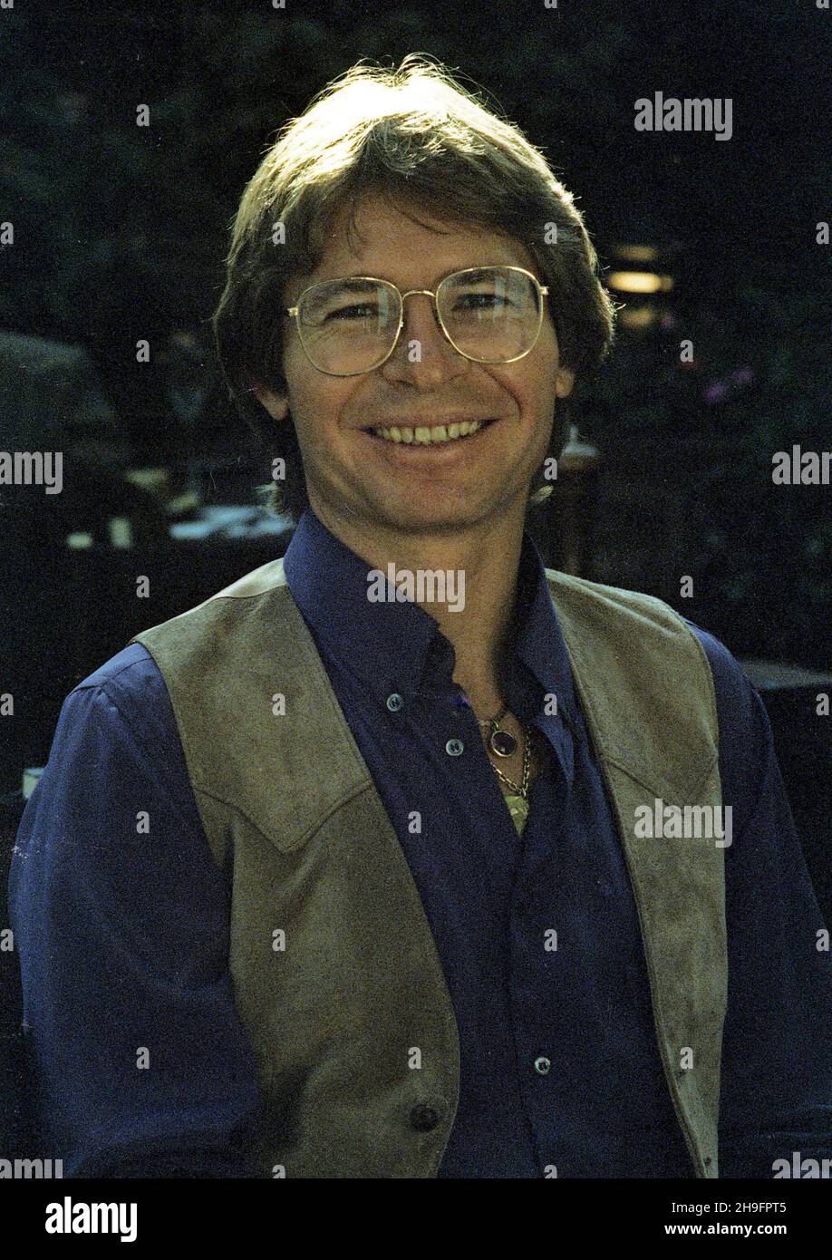 John Denver posiert 1976 für ein Porträt in Los Angeles, Kalifornien. Quelle: Harry Langdon /Rock Negatives /MediaPunch Stockfoto