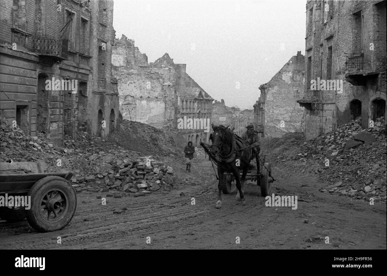 Warszawa, 1948-03. Odgruzowywanie Starego Miasta. NZ. Wywo¿¹ce gruz furmanki na ulice Freta, widoczny drugi po lewej stronie dom pod nr 16, w którym urodzi³a siê Maria Sk³odowska Curie. uu PAP Dok³adny dzieñ wydarzenia nieustalony. Warschau, März 1948. Entfernung von Trümmern aus der Altstadt. Im Bild: Schutt, der Wagen in der Freta Straße transportiert, der zweite links in der Freta Straße 16, dem Geburtshaus von Maria Sklodowska Curie. uu PAP Stockfoto