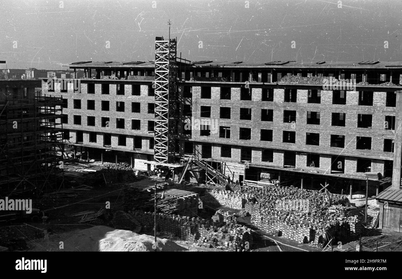 Warszawa, 1948-03. Budowa bloków mieszkalnych dla pracowników Narodowego Banku Polskiego przy placu Unii Lubelskiej. Inwestycja ta zosta³a zapocz¹tkowana jeszcze przed II wojn¹ œwiatow¹, do 1939 r. powsta³y konstrukcje noœne i stropy dachów tzw. bloków A, B i C. W 1946 r. przyst¹piono do prac wykoñczeniowych elewacji i infrastruktury budynków. NZ. widok na plac budowy i blok B. uu PAP Dok³adny dzieñ wydarzenia nieustalony. Warschau, März 1948. Bau von Wohnblöcken für Mitarbeiter der Nationalbank Polens auf dem Unii Lubelskiej-Platz. Die Investition wurde vor dem Zweiten Weltkrieg eingeleitet, Stockfoto