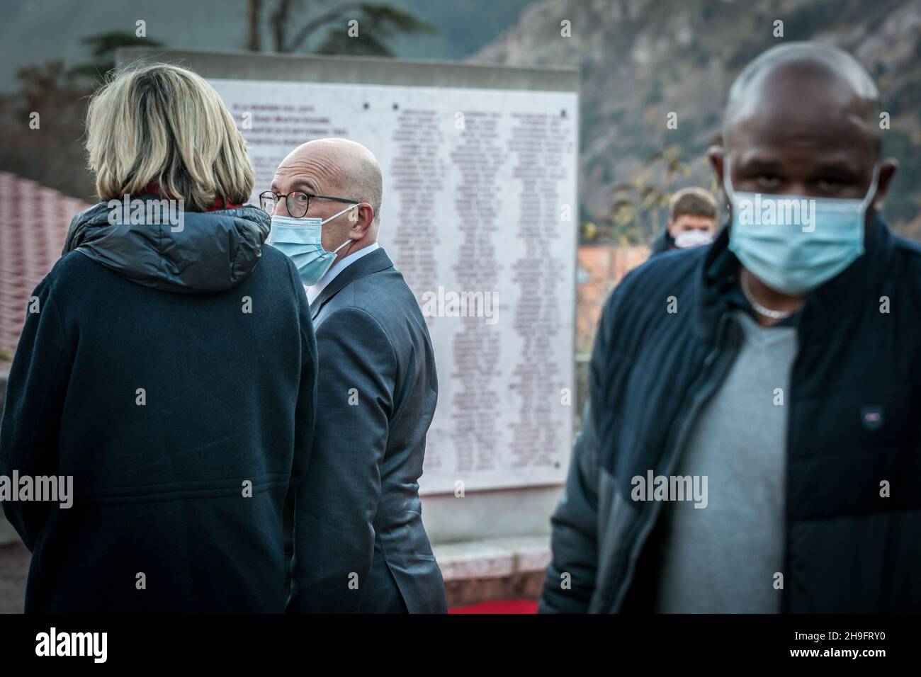 Valerie Pecresse und Eric Ciotti bei der Zeremonie der Hommage an die Opfer des Krieges im Dorf Saint-Martin-de-Vesubie gesehen. Valerie Pecresse, Präsidentin der Region Ile de France, wurde nach der Abstimmung der Militanten zum Kandidaten der Partei les Republicans (LR) für die Wahl der französischen Präsidentschaft im Jahr 2022 ernannt. Sie schlug Eric Ciotti in der zweiten Runde. Ihr erster Ausflug als Kandidatin war auf Einladung ihrer besiegten Herausfordererin ein Besuch im Heimatdorf der Familie Ciotti in den Bergen der Alpes-Maritimes. Stockfoto