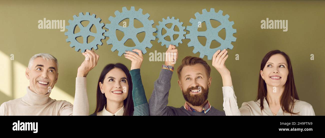 Banner mit einem Team glücklicher Geschäftsleute, die Getriebe verbinden, um das Konzept der Teamarbeit zu zeigen Stockfoto