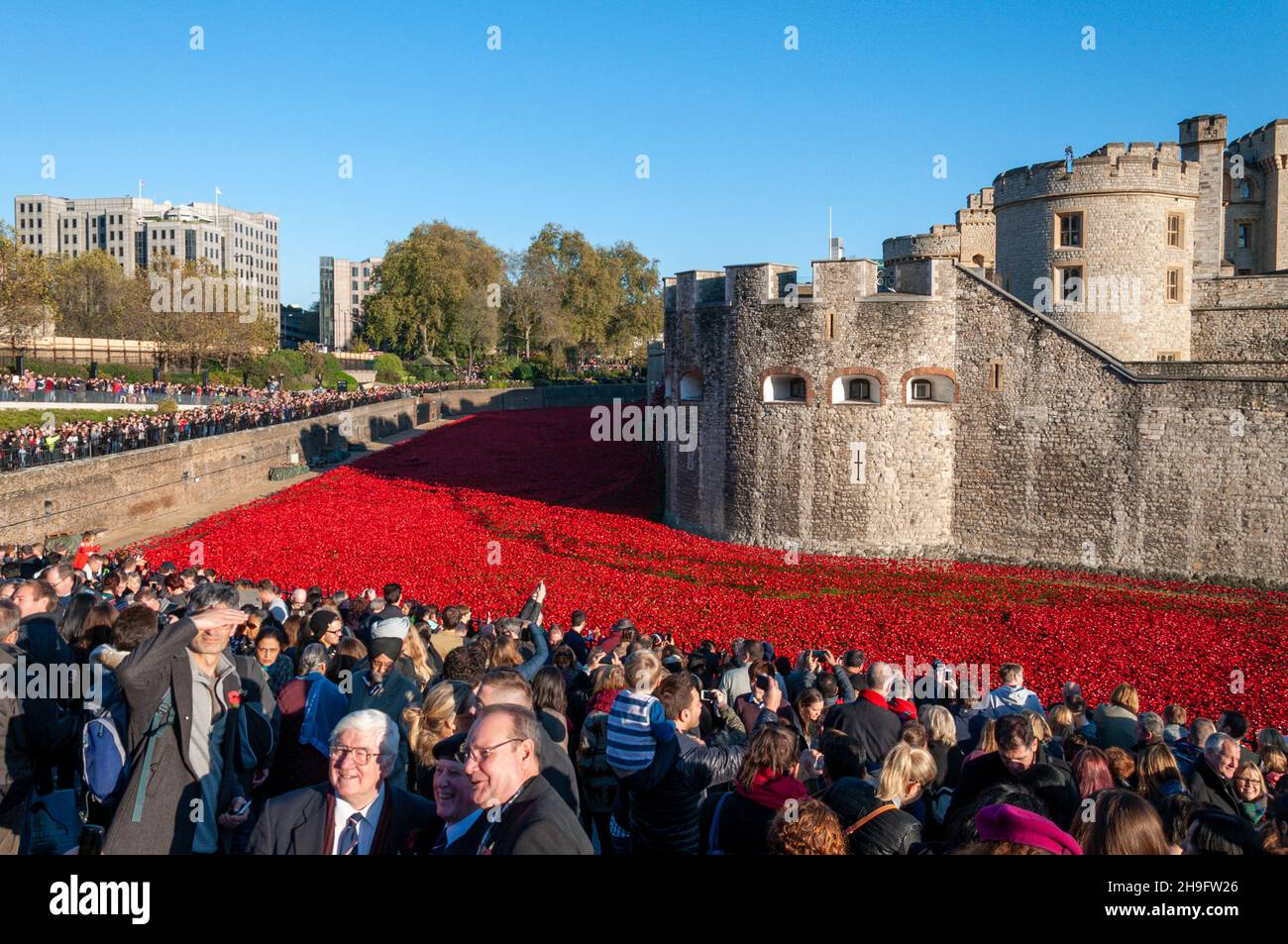 Blood Swept Lands and Seas of Red, 2014 Installationskunst im Graben des Tower of London anlässlich des 100. Jahrestages des Großen Krieges, Großbritannien. Menschenmassen Stockfoto