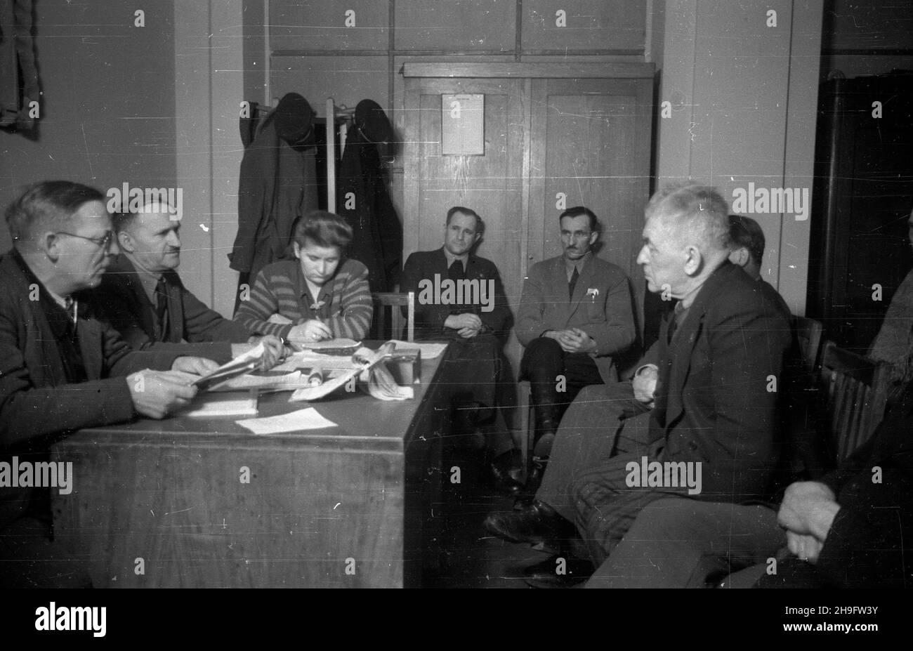 Warszawa, 1948-03-02. DRUKARNIA Spó³dzielni Wydawniczej Ch³opski Œwiat w Alejach Jerozolimskich 83, wydaj¹ca parodyki ruchu ludowego oraz gazety m.in. Warszawsko-poznañskie pismo Polskiego Stronnictwa Ludowego pt. Polska Ludowa. NZ. Zebrie pracowników drukarni. uu PAP Warschau, 2. März 1948. Die Druckerei der Verlagskooperative Chlopski Swiat (Bauernwelt) in der Jerozolimskie-Straße 83, die Zeitschriften und Zeitungen der Bauernbewegung herausgibt, darunter Polska Ludowa, eine Zeitung der polnischen Bauernpartei, die in Warschau und Posen erscheint. Im Bild: Ein Treffen der Arbeiter der Druckerei. Stockfoto