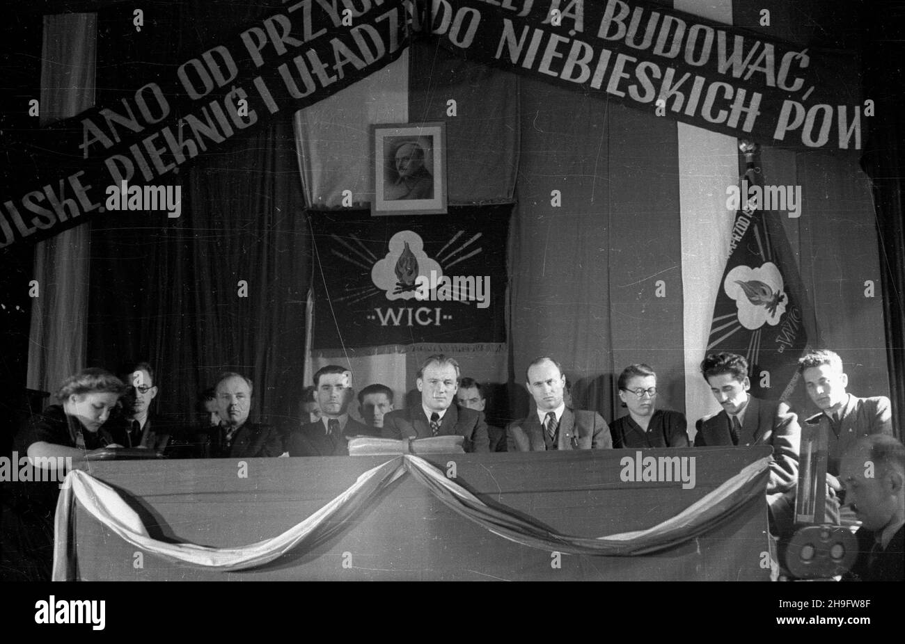 Warszawa, 1948-03-07. Dwudniowy III. Walny Zjazd Delegatów Ogólnopolskiego Komitetu Studiuj¹cej M³odzie¿y Wiejskiej Wici. NZ. Prezydium zjazdu pod przewodnictwem Józefa Ozgi-Michalskiego (5P). uu PAP Warschau, 7. März 1948. Der zweitägige Generalkongress der Delegierten des Polnischen Gesamtkomitees der Studierenden ländlichen Jugend Wici 3rd. Im Bild: Das Lenkungskomitee des Kongresses unter der Leitung von Jozef Ozga-Michalski (5th.). uu PAP Stockfoto