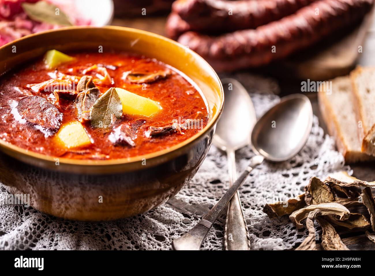 Kohlsuppe - Kapustnica, ein traditionelles slowakisches, tschechisches und polnisches Festgericht. Stockfoto