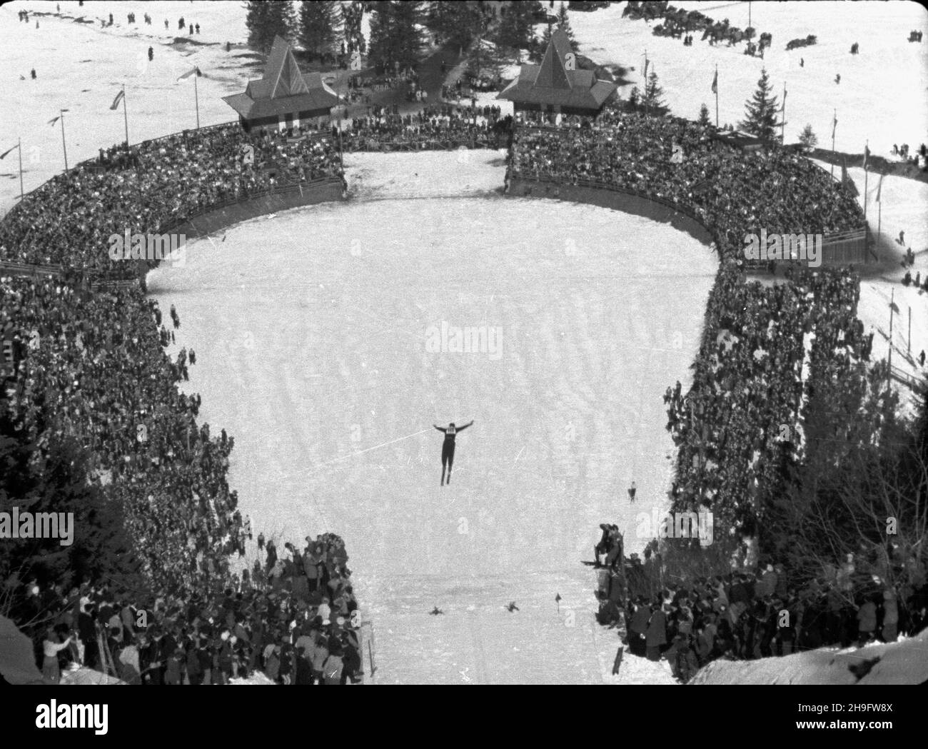 Zakopane, 1948-03-07. W dniach od 3 do 7 marca 1948 roku rozegrano Miêdzynarodowe Zawody Narciarskie o Puchar Tatr. NZ. widok na skoczniê konkursow¹ pod Krokwi¹. msa PAP Krakau, März 1948. Der Internationale Skiwettbewerb Des Tatra Mountain Cup (3-7. März 1948). Im Bild: Skisprungschanze auf dem Krokiew Berg. uu PAP Stockfoto