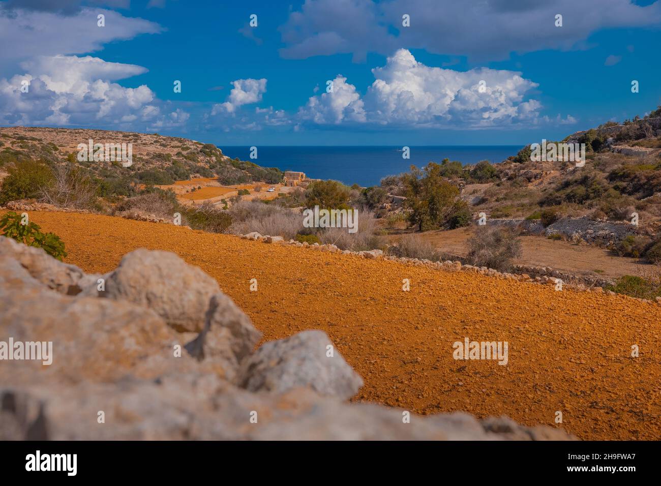 Blick auf den Strand von imgiebah vom Pfad, der über Felder und Terrassen zu ihm führt. Schöne Strände von malta und sonniges Wetter. Stockfoto