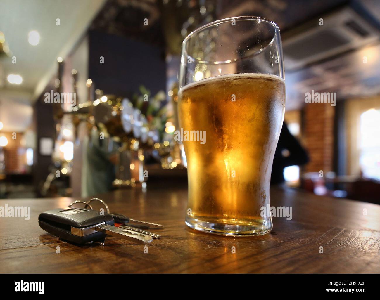 Aktenfoto vom 26/11/14 von einem Pint Bier und einem Satz Autoschlüssel an einer Bar in einem Pub. Die Hälfte der Trinker glaubt, dass sie trotz Überschreitung der gesetzlichen Alkoholgrenze sicher fahren können, so eine neue Studie. Ausgabedatum: Dienstag, 7. Dezember 2021. Stockfoto