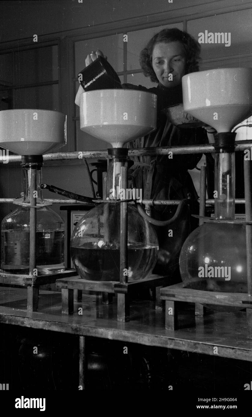 M³odzieszyn, 1948-04. Zak³ady Przemys³owe Chemiczno-Farmaceutyczne Starut. NZ. produccja leków. Ad PAP Dok³adny dzieñ wydarzenia nieustalony. Mlodzieszyn, April 1948. Die Chemisch-Pharmazeutische Fabrik Starut. Im Bild: Herstellung von Medikamenten. Ad PAP Stockfoto