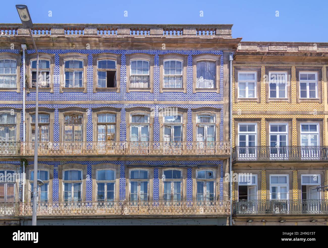 Schöne Hausfassaden mit traditionellen Azulejo Fliesen in Porto. Portugal Stockfoto