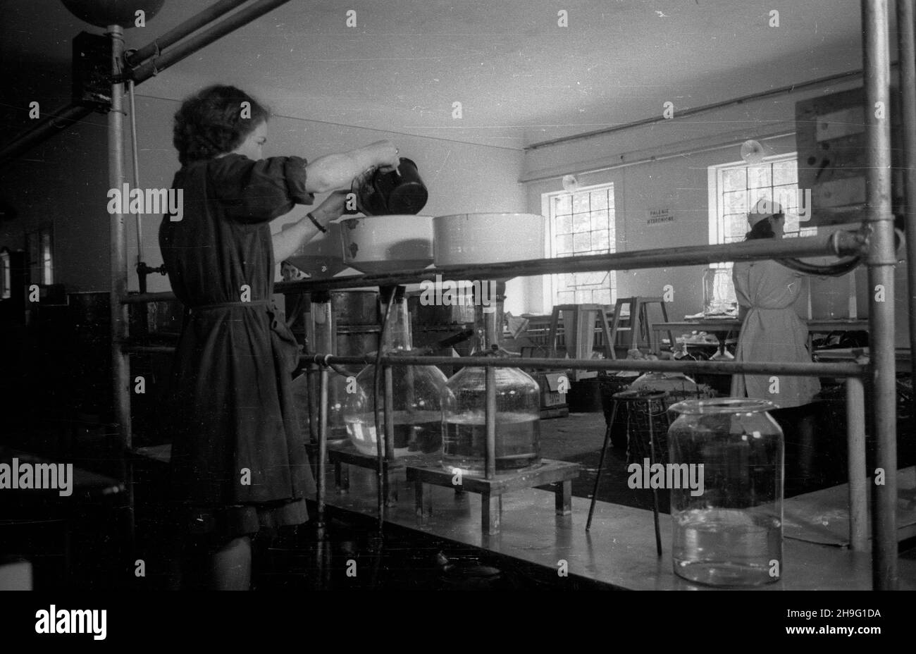 M³odzieszyn, 1948-04. Zak³ady Przemys³owe Chemiczno-Farmaceutyczne Starut. NZ. produccja leków. Ad PAP Dok³adny dzieñ wydarzenia nieustalony. Mlodzieszyn, April 1948. Die Chemisch-Pharmazeutische Fabrik Starut. Im Bild: Herstellung von Medikamenten. Ad PAP Stockfoto