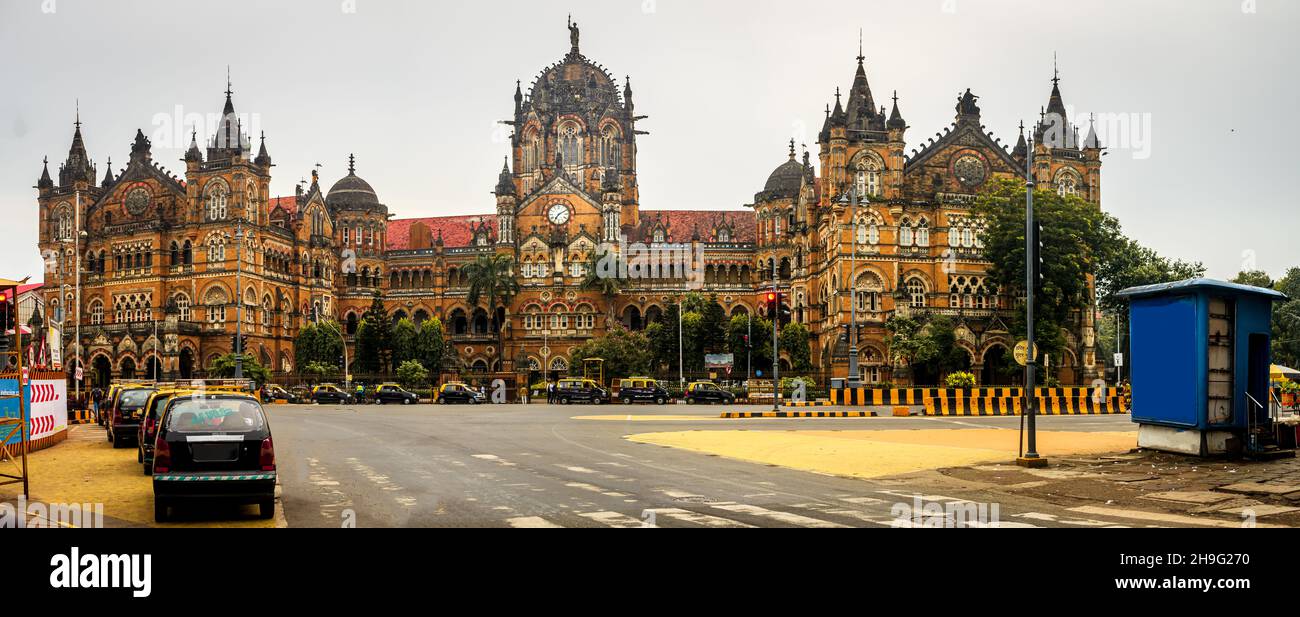 MUMBAI, INDIEN - 2. OKTOBER 2021 : Chhatrapati Shivaji Terminus Railway Station (CSTM), ist ein historischer Bahnhof und ein UNESCO-Weltkulturerbe Stockfoto