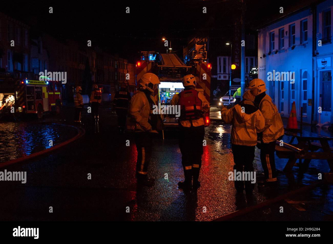 Bantry West Cork, Irland, Donnerstag, 7. Dezember 2021; Sturm Barra traf heute Morgen Land und brachte starke Winde und Überschwemmungen Bantry war stark betroffen von Feuerwehrpersonal und ratsmitarbeitern, die um 6am Uhr aufgerufen wurden, sich mit Überschwemmungen zu befassen. Viele Unternehmen schlossen, in denen die Sicherheit von Kunden und Mitarbeitern oberste Priorität hatte. Credit ED/Alamy Live News Stockfoto