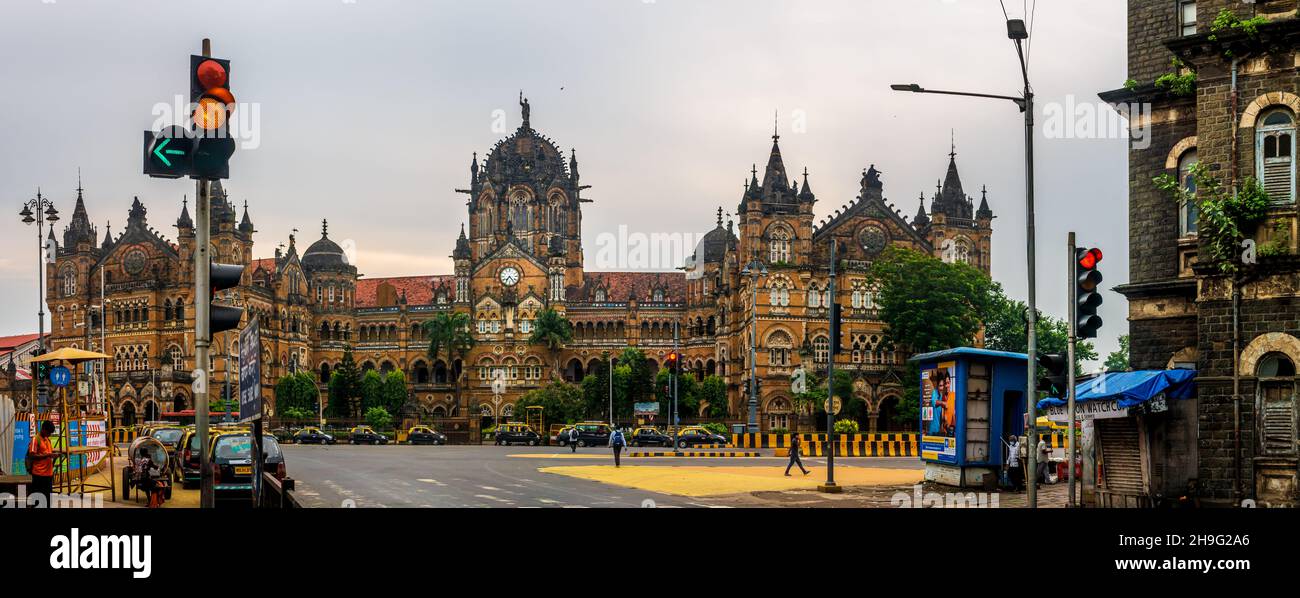 MUMBAI, INDIEN - 2. OKTOBER 2021 : Chhatrapati Shivaji Terminus Railway Station (CSTM), ist ein historischer Bahnhof und ein UNESCO-Weltkulturerbe Stockfoto