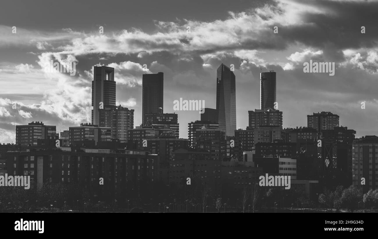 Silhouette der Skyline von Madrid - Finanzviertel Cuatro Torres Stockfoto