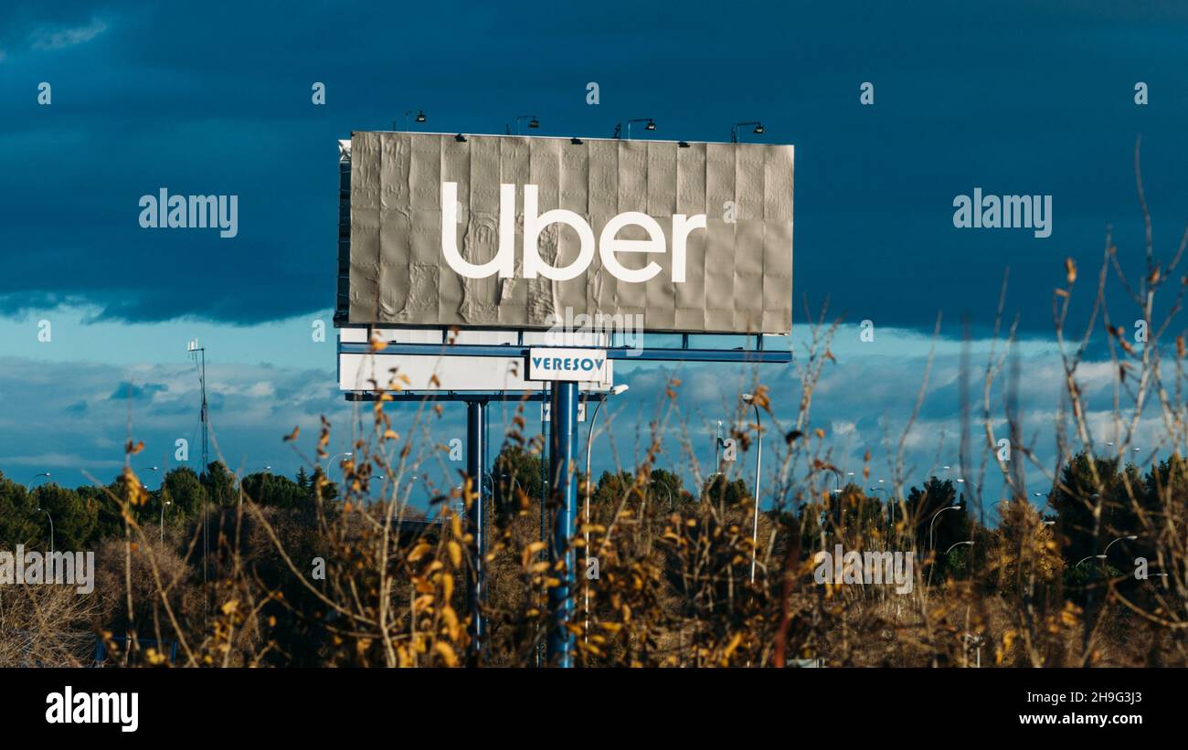 Madrid, Spanien - 5. Dezember 2021: Riesiges Uber-Schild an einer Autobahn in Madrid, Spanien das Unternehmen ist in 785 Metropolen weltweit tätig Stockfoto