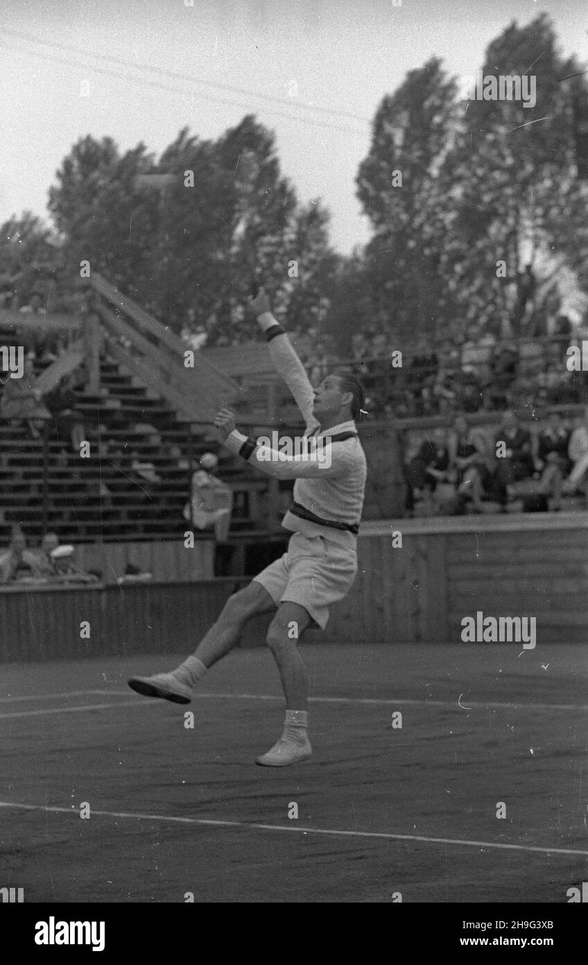 Warszawa, 1948-06-01. Mecz tenisowy Polska-Czechos³owacja na kortach Wojskowego Klubu Sportowego Legia (1-3 czerwca 1948 r.). Polskê reprezentowali m.in.: W³adys³aw Skonecki, W³odzimierz Olejniszyn, Zbigniew Be³dowski; Czechos³owacjê m.in. Dostal i Becka. Mecz zakoñczy³ siê zwyciêstwem goœci. Nz. W³adys³aw Skonecki. mb PAP Warschau, 1. Juni 1948. Ein Tennisturnier zwischen Polen und der Tschechoslowakei, das auf den Tennisplätzen des Legia Military Sports Club (1-3. Juni 1948) ausgetragen wurde. Polen war unter anderem durch Wladys³aw Skonecki, Wlodzimierz Olejniszyn, Zbigniew Beldowski, die Tschechoslowakei durch Dostal und Becka vertreten Stockfoto