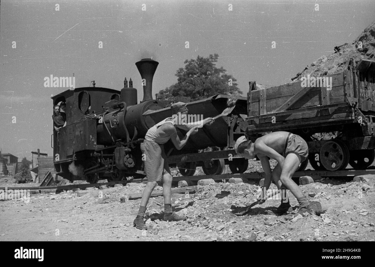 Warszawa, 1948-06. Budowa Trasy Wschód-Zachód (Trasa W-Z). NZ. Junacy z 2 brygady zgrupowania warszawskiego Powszechnej Organizacji S³u¿von Polsce pracuj¹cy przy odgruzowywaniu terenu pod budowê. As PAP Dok³adny dzieñ wydarzenia nieustalony. Warschau, Juni 1948. Der Bau der W-Z-Strecke. Im Bild: Mitglieder der 2nd Brigade der Warschauer Gruppe des Massenorganisationsdienstes nach Polen, die Schutt auf einer Baustelle abbauen. Als PAP Stockfoto