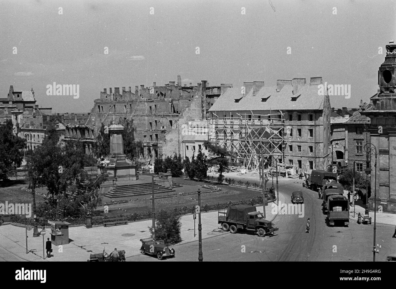 Warszawa, 1948-06. Odbudowa ze zniszczeñ po II wojnie œwiatowej. Ulica Krakowskie Przedmieœcie. NZ. skwer Hoovera, Pusty cokó³ pomnika Adama Mickiewicza, za nim Warszawskie Towarzystwo Dobroczynnoœci, Dziekanka oraz koœció³ seminaryjny (pokemelicki) pod wezwaniem wniebowziêcia Najœwiêtszej Marii Panny i Œwiêtego Józefa Oblubieñca Najœwiêtszej Marii Panny pe³ni¹cego wówczas funkcjê prokatedry. Dok³adny dzieñ wydarzenia nieustalony. Als PAP Warschau, Juli 1948. Der Wiederaufbau Warschaus nach den Verwüstungen des Krieges. Im Bild: Hoover-Platz, der leere Sockel des Adam-Mickiewicz-Denkmals, hinter mir Stockfoto