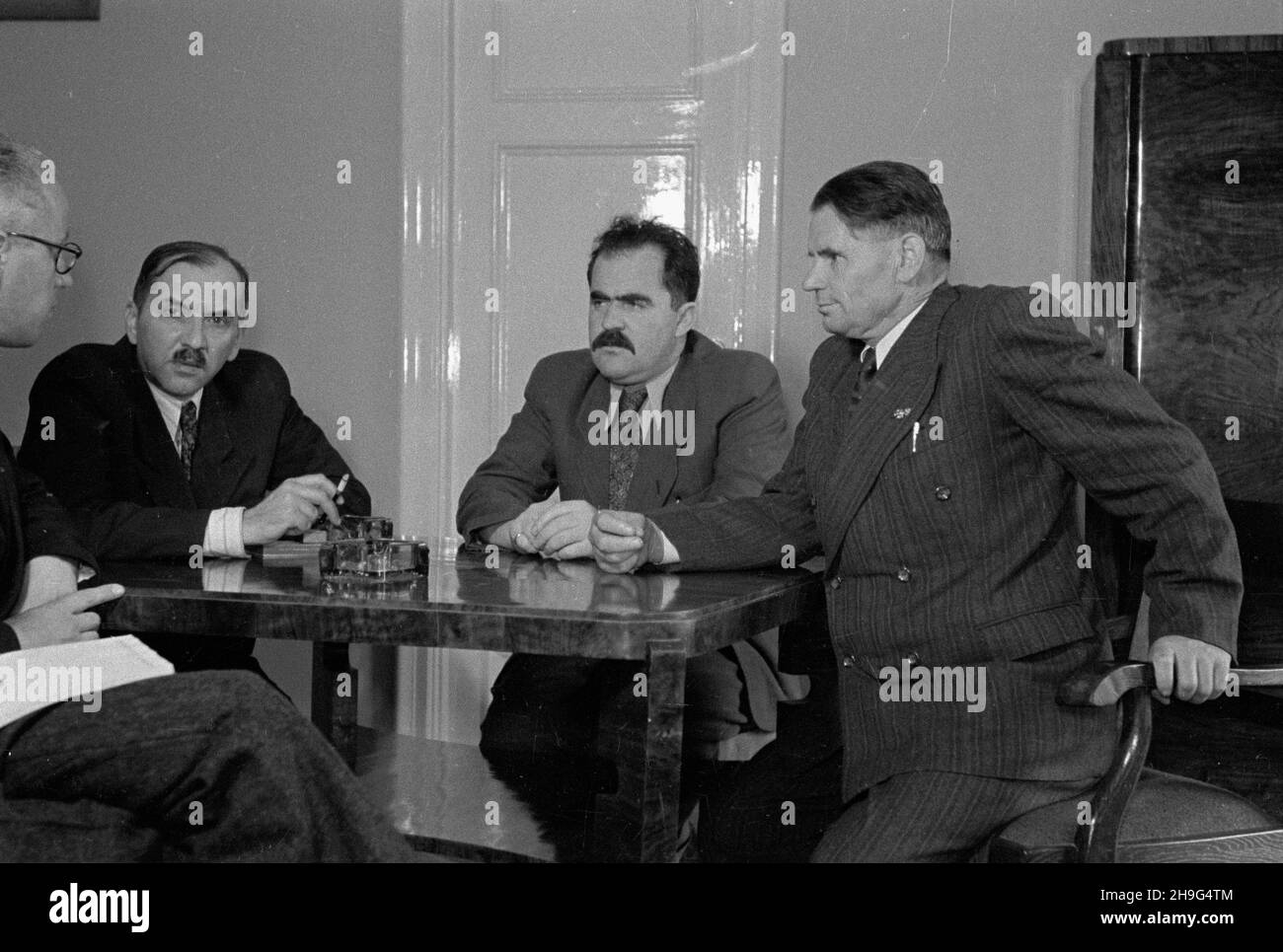 Warszawa, 1948-06. Ministerstwo Rolnictwo. NZ. m.in. Podsekretarze stanu w ministerstwie Stanis³aw Tkaczow (2P) i Stanis³aw Kowalewski (2L). wb PAP Dok³adny dzieñ wydarzenia nieustalony. Warschau, Juni 1948. Das Landwirtschaftsministerium. Im Bild: Staatssekretäre im Ministerium Stanislaw Tkaczow (2nd rechts) und Stanislaw Kowalewski (2nd links). wb PAP Stockfoto