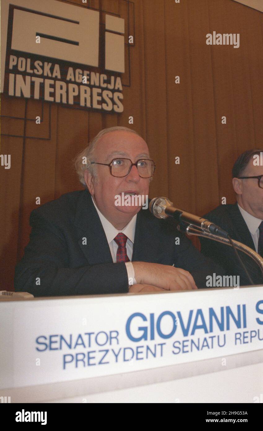 Warszawa 29.10.1987. Konferenzja prasowa w Polskiej Agencji Interpress prezydenta Senatu Republiki W³oskiej Giovanniego Spadoliniego (nz.), przebywaj¹cego w Polsce na zaproszenie marsza³ka Sejmu PRL Romana Malinowskiego. uu PAP/Tadeusz ZagoŸdziñski Warszawa 29. Oktober 1987. Pressekonferenz in der Interpress-Presseagentur des Senats der Italienischen Republik, Giovanni Spadolini (Bild), zu einem Besuch in Polen auf Einladung des Sprechers des PRL Sejm (parlament), Roman Malinowski. uu PAP/Tadeusz Zagozdzinski Stockfoto