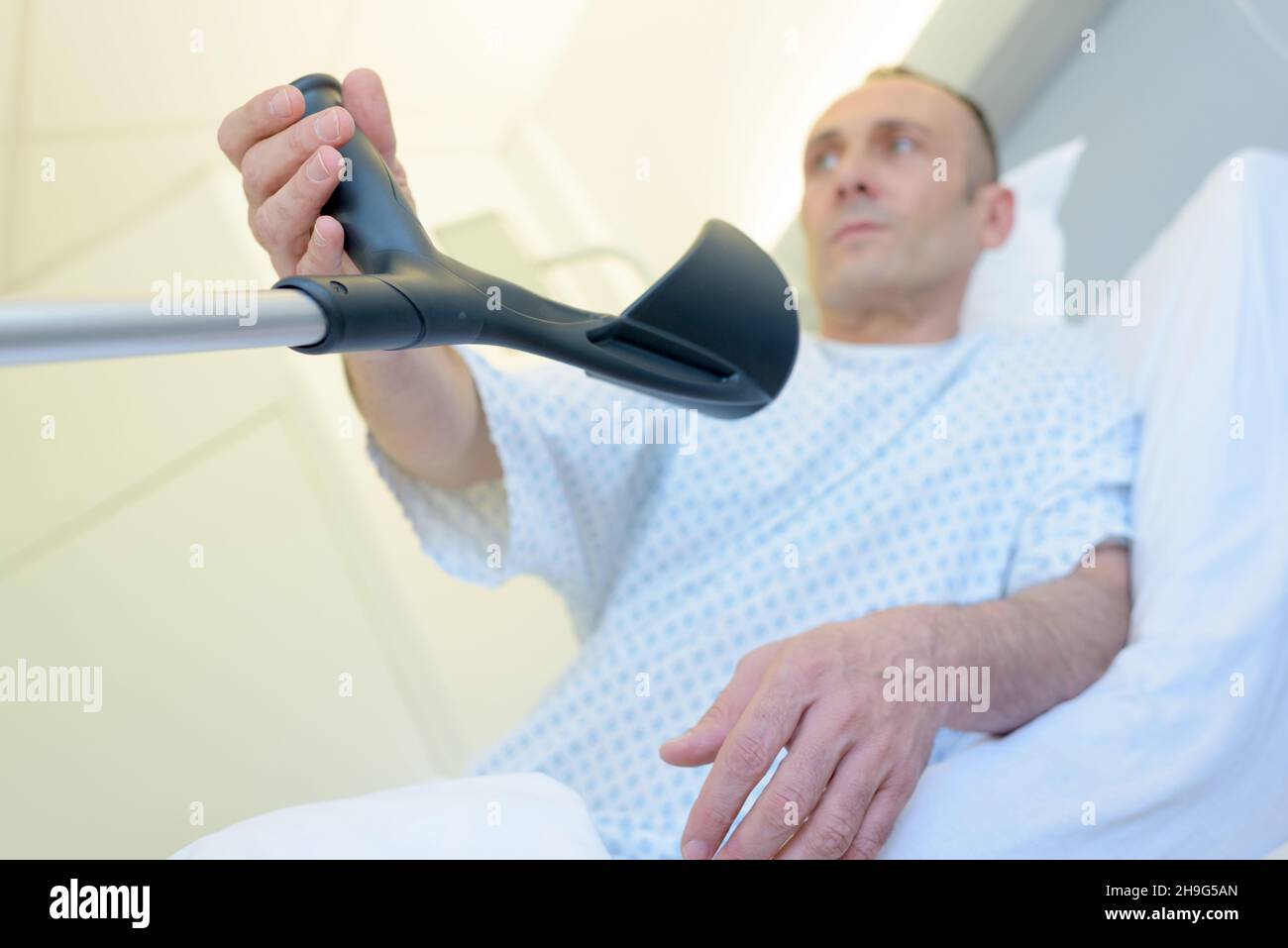 Bein gebrochen krücken gips mann -Fotos und -Bildmaterial in hoher ...