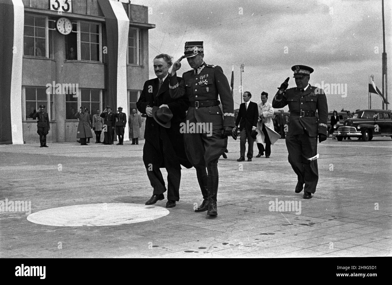 Warszawa, 1948-06-01. Wizyta delegacji rz¹dowej Bu³garii z premierem Georgi Dymitrowem na czele w Polsce (28 maja - 1 czerwca). Uroczystoœæ po¿egnania na lotnisku Okêcie. NZ. m.in. Georgi Dymitrow (1L) i wiceminister obrony narodowej gen. Brygady Piotr Jaroszewicz. W le hala odlotów. mb PAP Warschau, 1. Juni 1948. Die bulgarische Regierungsdelegation, angeführt von Premierminister Georgy Dymitrov, besucht Polen vom 28. Mai bis 1. Juni. Die Abschiedszeremonie am Flughafen Okecie. Im Bild: Georgi Dymitrov (1st von links) und der stellvertretende Verteidigungsminister Brigadegeneral Piotr Jaroszewicz. Im Hintergrund die Abt Stockfoto