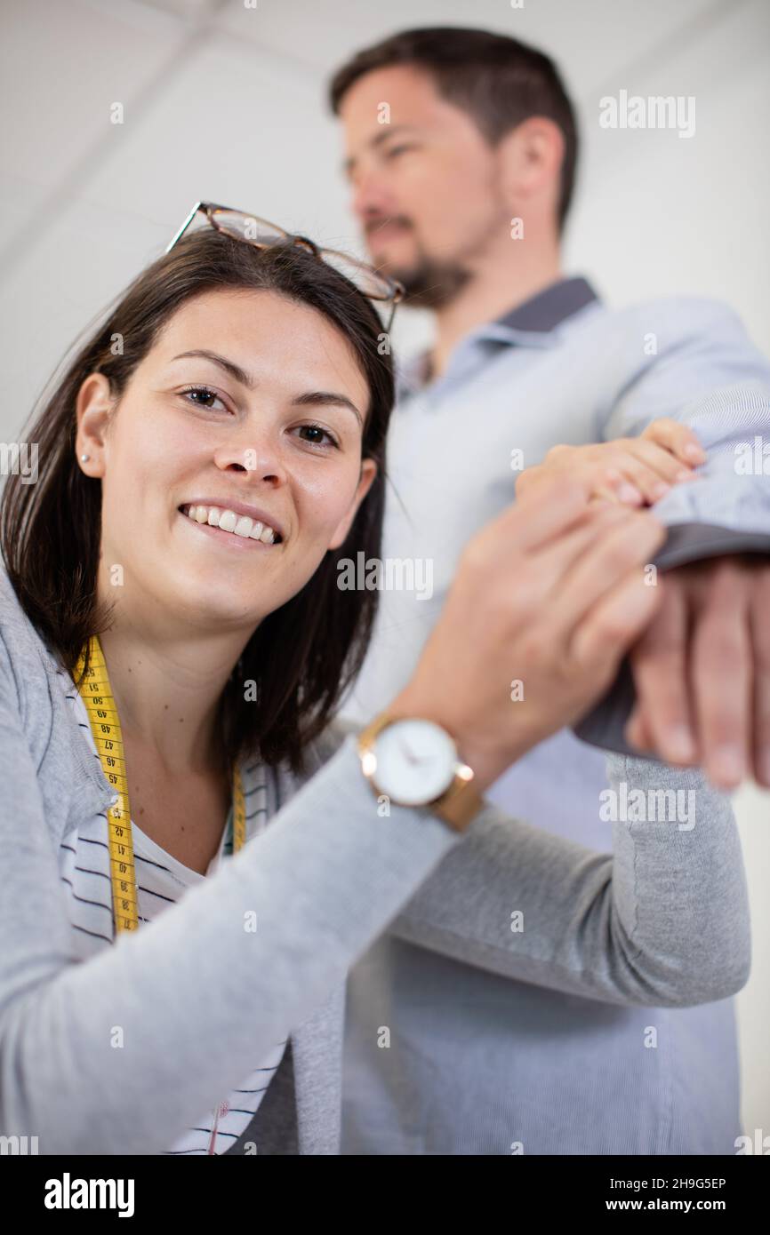 Nahaufnahme eines weiblichen Schneiders, der Nadeln hält und festhält Stockfoto