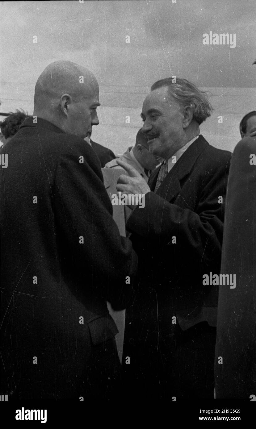 Warszawa, 1948-06-01. Wizyta delegacji rz¹dowej Bu³garii z premierem Georgi Dymitrowem na czele w Polsce (28 maja - 1 czerwca). Uroczystoœæ po¿egnania na lotnisku Okêcie. NZ. premier Józef Cyrankiewicz (L), Georgi Dymitrow. mb PAP Warschau, 1. Juni 1948. Die bulgarische Regierungsdelegation, angeführt von Premierminister Georgy Dymitrov, besucht Polen vom 28. Mai bis 1. Juni. Die Abschiedszeremonie am Flughafen Okecie. Im Bild: PM Jozef Cyrankiewicz (von links) und Georgy Dimitrov. mb PAP Stockfoto