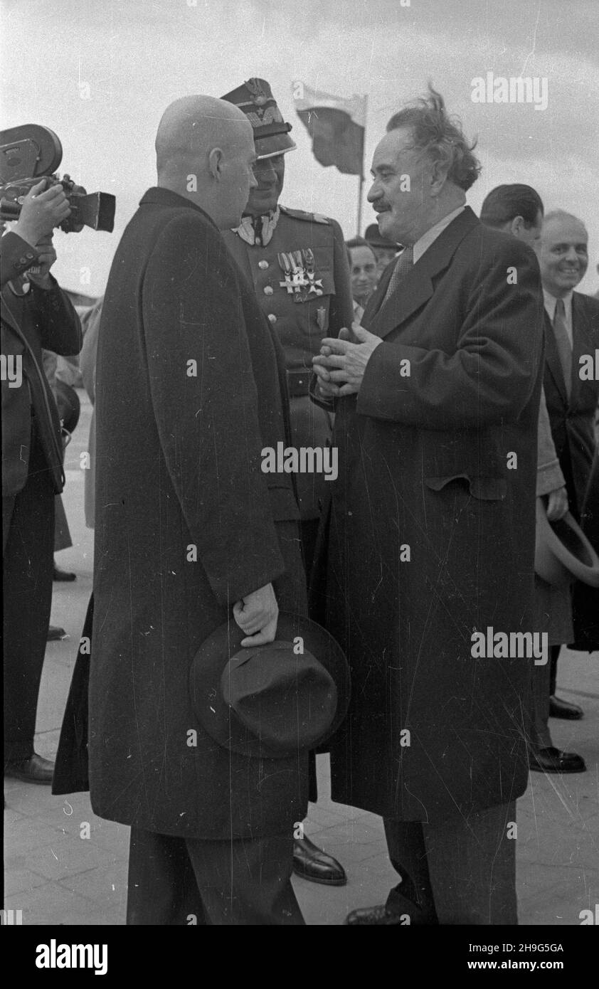 Warszawa, 1948-06-01. Wizyta delegacji rz¹dowej Bu³garii z premierem Georgi Dymitrowem na czele w Polsce (28 maja - 1 czerwca). Uroczystoœæ po¿egnania na lotnisku Okêcie. NZ. od lewej: premier Józef Cyrankiewicz (L), gen. Brygady Piotr Jaroszewicz, Georgi Dymitrow, cz³onek Biura Politycznego Komitetu Centralnego Polskiej Partii Robotniczej Jakub Berman. mb PAP Warschau, 1. Juni 1948. Die bulgarische Regierungsdelegation, angeführt von Premierminister Georgy Dymitrov, besucht Polen vom 28. Mai bis 1. Juni. Die Abschiedszeremonie am Flughafen Okecie. Bild von links: PM Jozef Cyrankiewicz, Brigadier-General P Stockfoto