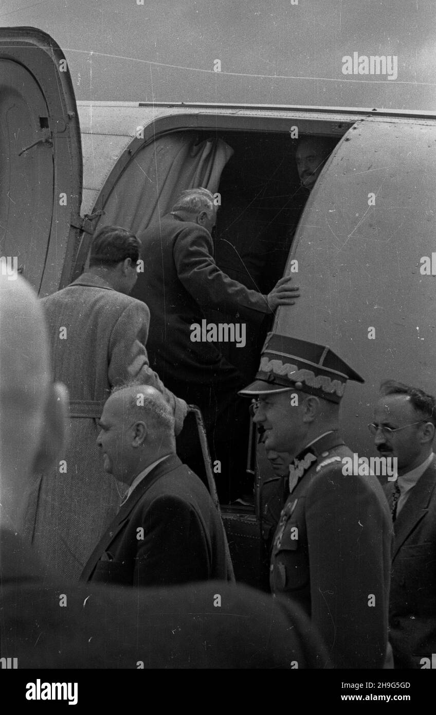 Warszawa, 1948-06-01. Wizyta delegacji rz¹dowej Bu³garii z premierem Georgi Dymitrowem na czele w Polsce (28 maja - 1 czerwca). Uroczystoœæ po¿egnania na lotnisku Okêcie. NZ. ambasador Bu³garii Pawe³ Tagorow, za nim wiceminister obrony narodowej gen. Brygady Piotr Jaroszewicz (2P). mb PAP Warschau, 1. Juni 1948. Die bulgarische Regierungsdelegation, angeführt von Premierminister Georgy Dymitrov, besucht Polen vom 28. Mai bis 1. Juni. Die Abschiedszeremonie am Flughafen Okecie. Im Bild: Bulgariens Botschafter in Polen Pawel Tagorov. Hinter ihm stellvertretender Verteidigungsminister Brigadier-General Piotr Jaroszewicz. mb P Stockfoto