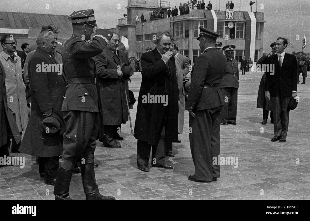 Warszawa, 1948-06-01. Wizyta delegacji rz¹dowej Bu³garii z premierem Georgi Dymitrowem na czele w Polsce (28 maja - 1 czerwca). Uroczystoœæ po¿egnania na lotnisku Okêcie. NZ. m.in. Wiceminister obrony narodowej gen. Brygady Piotr Jaroszewicz (salutuje), wicepremier i Minister elektryfikacji Bu³garii Kimon Georgiew Stojanow (z lask¹), Georgi Dymitrow (w ciemnym p³aszczu). mb PAP Warschau, 1. Juni 1948. Die bulgarische Regierungsdelegation, angeführt von Premierminister Georgy Dymitrov, besucht Polen vom 28. Mai bis 1. Juni. Die Abschiedszeremonie am Flughafen Okecie. Im Bild: stellvertretender Verteidigungsminister Brigadier-Ge Stockfoto