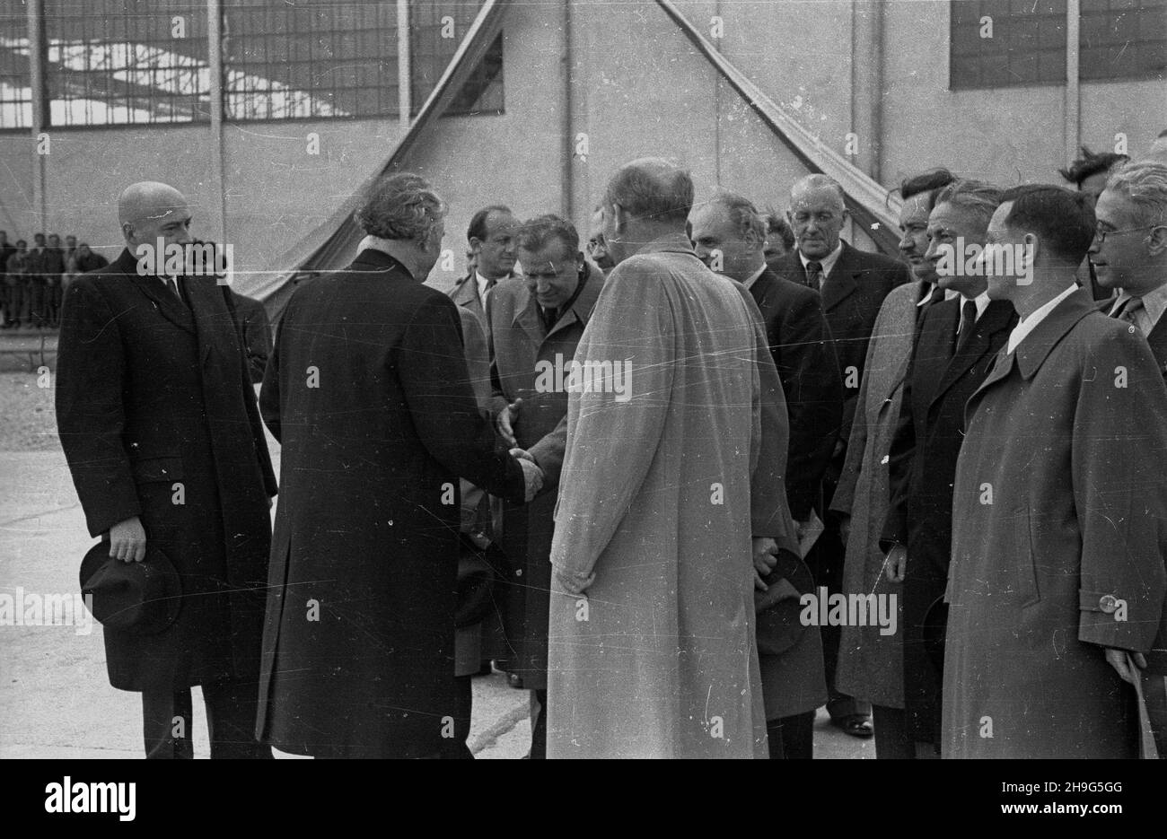 Warszawa, 1948-06-01. Wizyta delegacji rz¹dowej Bu³garii z premierem Georgi Dymitrowem na czele w Polsce (28 maja - 1 czerwca). Uroczystoœæ po¿egnania na lotnisku Okêcie. NZ. od lewej: premier Józef Cyrankiewicz, Georgi Dymitrow, rzecznik rz¹du Wiktor Grosz, wicepremier Antoni Korzycki; cz³onek Biura Politycznego Komitetu Centralnego Polskiej Partii Robotniczej Jakub Berman (6P), wicemarsza³ek Sejmu Ustawodawczego AP Roman Zambrowski (2P) Warschau, 1. Juni 1948. Die bulgarische Regierungsdelegation, angeführt von Premierminister Georgy Dymitrov, besucht Polen vom 28. Mai bis 1. Juni. Das Abschiedsgruß Stockfoto